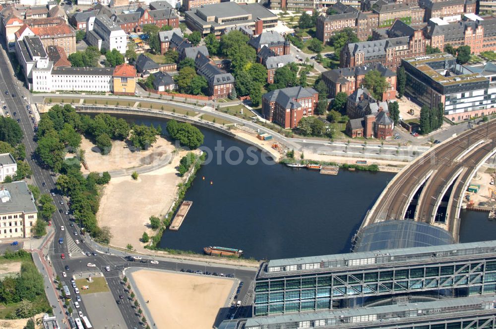 Aerial photograph Berlin - Blick auf das Areal des Humboldthafen am Hauptbahnhof in Berlin Moabit.