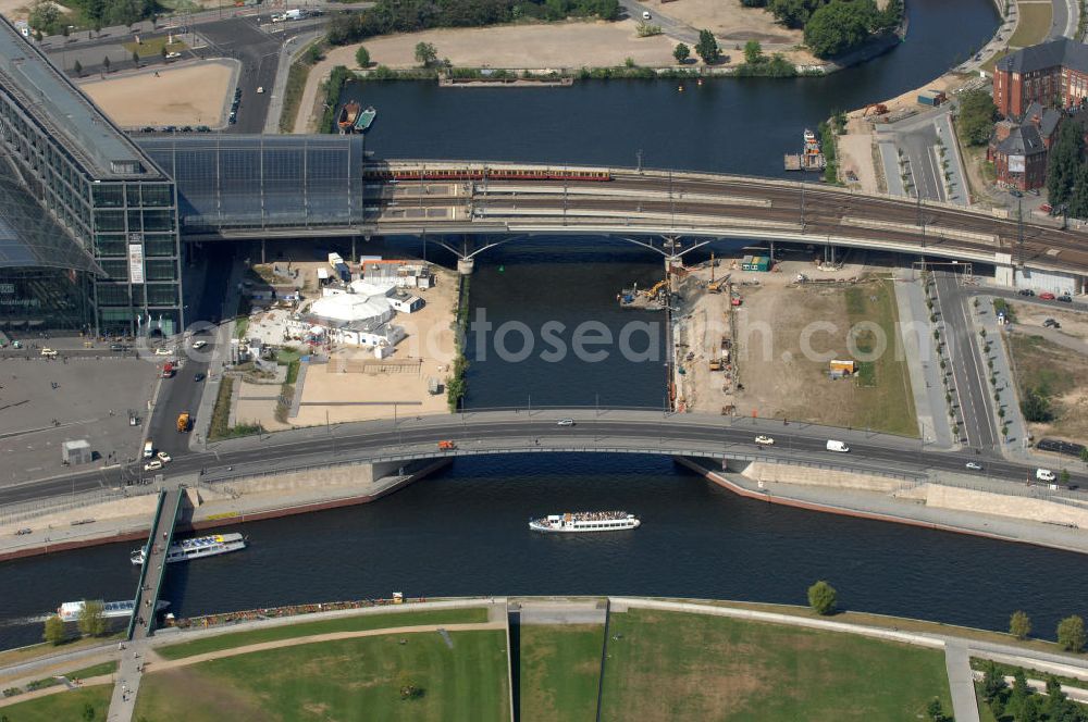 Berlin from above - Blick auf das Areal des Humboldthafen am Hauptbahnhof in Berlin Moabit.