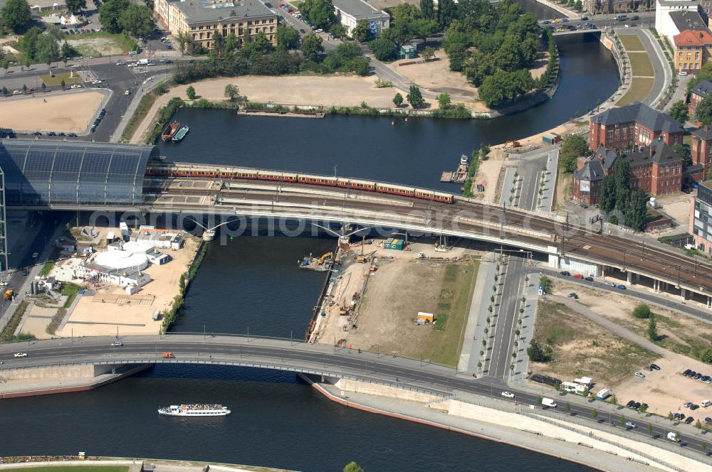 Berlin from the bird's eye view: Blick auf das Areal des Humboldthafen am Hauptbahnhof in Berlin Moabit.