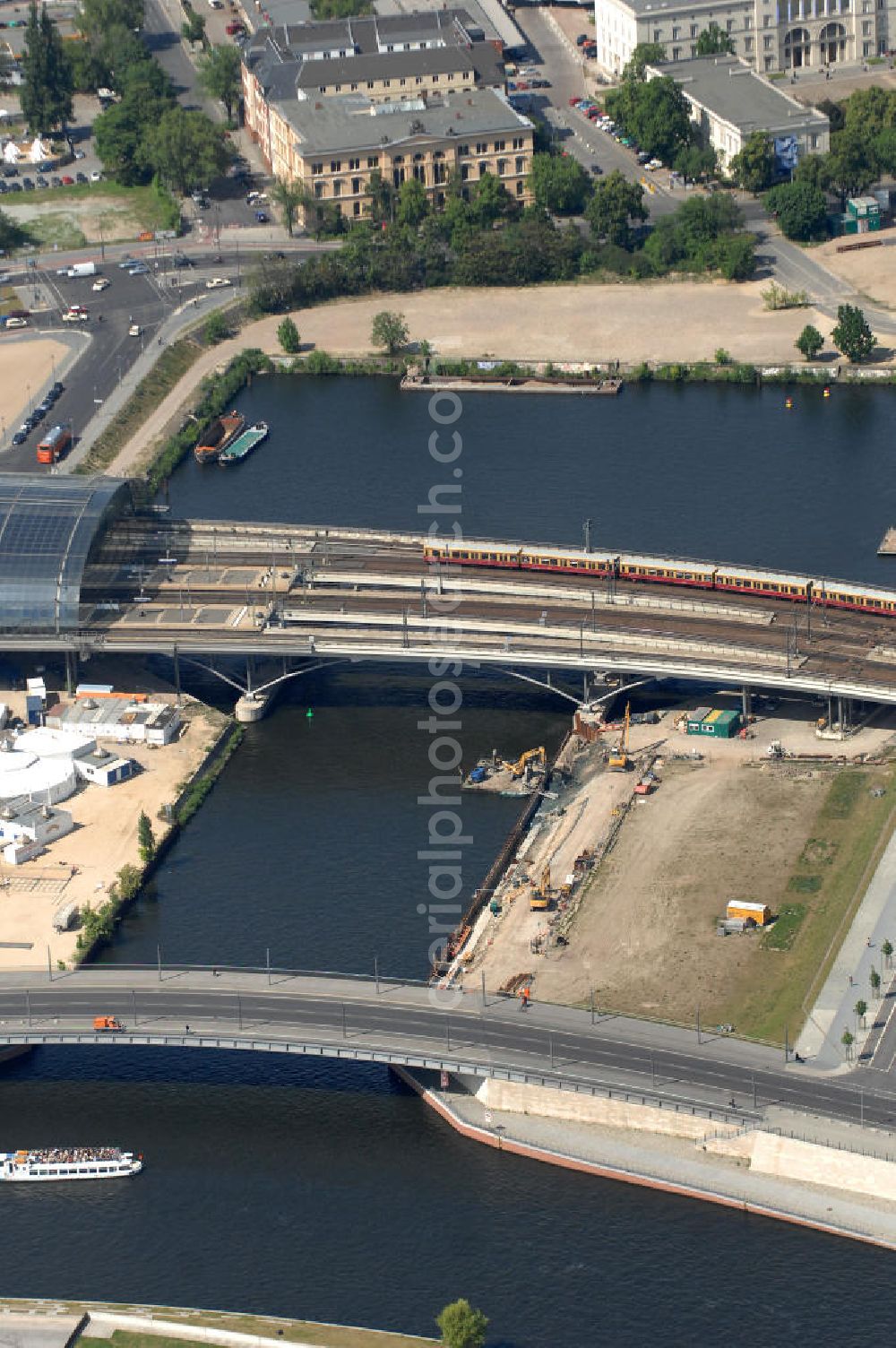 Aerial photograph Berlin - Blick auf das Areal des Humboldthafen am Hauptbahnhof in Berlin Moabit.