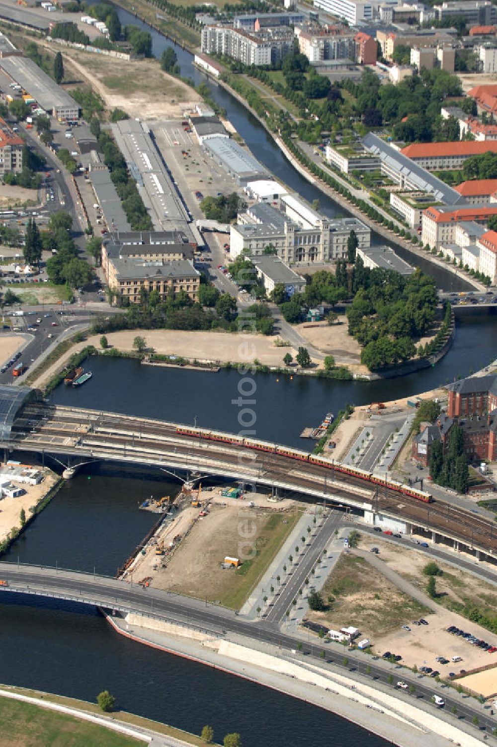 Berlin from above - Blick auf das Areal des Humboldthafen am Hauptbahnhof in Berlin Moabit.