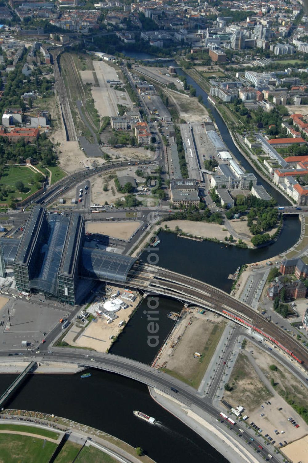 Berlin from the bird's eye view: Blick auf das Areal des Humboldthafen am Hauptbahnhof in Berlin Moabit.