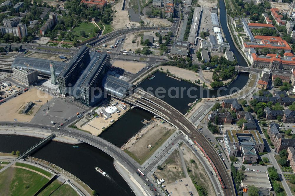 Aerial image Berlin - Blick auf das Areal des Humboldthafen am Hauptbahnhof in Berlin Moabit.