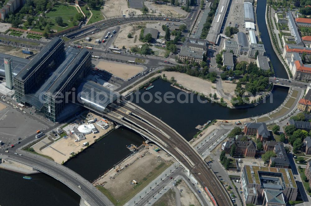 Aerial photograph Berlin - Blick auf das Areal des Humboldthafen am Hauptbahnhof in Berlin Moabit.