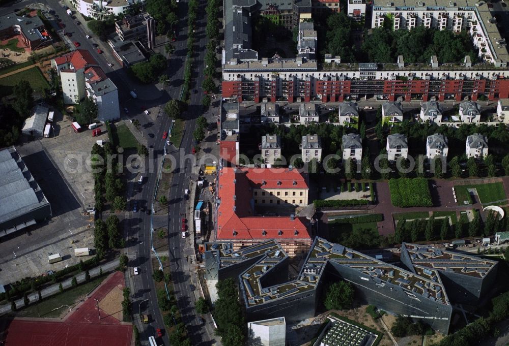 Berlin Kreuzberg from the bird's eye view: Jewish Museum at Linden Street in Berlin Kreuzberg. It shows visitors two millennia of German-Jewish history, the. High and low points of the relations between Jews and non-Jews in Germany The museum houses a permanent exhibition, several temporary exhibitions, an extensive archive, the Rafael Roth Learning Center and research institutions. All these departments are used to represent Jewish culture and Jewish-German history. The museum building in the Kreuzberg Lindenstraße combines the baroque old part of the college building (the former seat of the High Court) with a new building. The zigzag construction is based on a design by American architect Daniel Libeskind