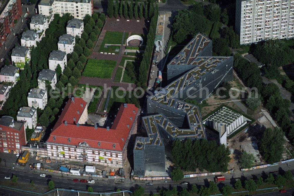 Berlin Kreuzberg from the bird's eye view: Jewish Museum at Linden Street in Berlin Kreuzberg. It shows visitors two millennia of German-Jewish history, the. High and low points of the relations between Jews and non-Jews in Germany The museum houses a permanent exhibition, several temporary exhibitions, an extensive archive, the Rafael Roth Learning Center and research institutions. All these departments are used to represent Jewish culture and Jewish-German history. The museum building in the Kreuzberg Lindenstraße combines the baroque old part of the college building (the former seat of the High Court) with a new building. The zigzag construction is based on a design by American architect Daniel Libeskind