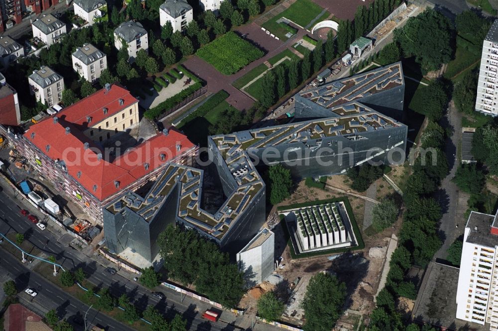 Aerial image Berlin Kreuzberg - Jewish Museum at Linden Street in Berlin Kreuzberg. It shows visitors two millennia of German-Jewish history, the. High and low points of the relations between Jews and non-Jews in Germany The museum houses a permanent exhibition, several temporary exhibitions, an extensive archive, the Rafael Roth Learning Center and research institutions. All these departments are used to represent Jewish culture and Jewish-German history. The museum building in the Kreuzberg Lindenstraße combines the baroque old part of the college building (the former seat of the High Court) with a new building. The zigzag construction is based on a design by American architect Daniel Libeskind