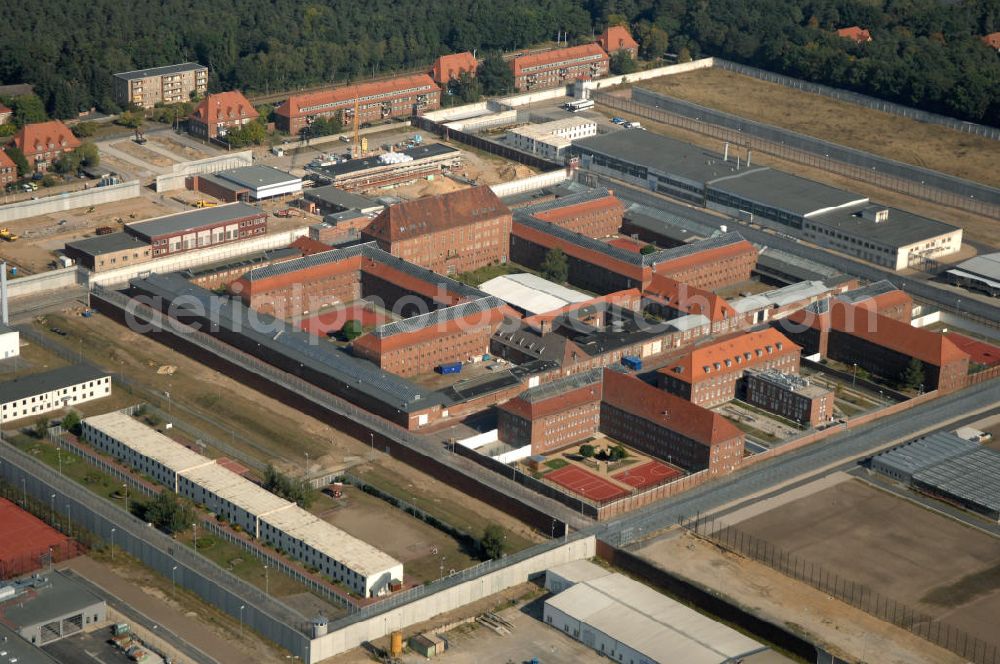 Brandenburg from above - Blick auf das sich im Ausbau befindliche Areal der JVA Justizvollzugsanstalt Brandenburg a. d. Havel an der Anton-Saefkow-Allee 22 in 14772 Brandenburg. Die Justizvollzugsanstalt Brandenburg a. d. Havel wurde 1928 bis 1931 auf einer Fläche von 7ha erbaut. Bis Anfang der 80er Jahre wurde die Anstalt wesentlich erweitert und auf eine Gesamtfläche von ca. 48 ha vergrößert. Die Anstalt gliedert sich heute in 3 Vollzugssabteilungen und eine Krankenabteilung. Erweiterungsbauflächen sind derzeit in der Planung und Erschließung.