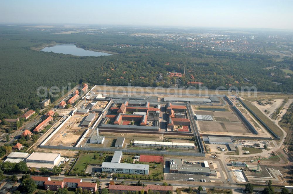 Aerial image Brandenburg - Blick auf das sich im Ausbau befindliche Areal der JVA Justizvollzugsanstalt Brandenburg a. d. Havel an der Anton-Saefkow-Allee 22 in 14772 Brandenburg. Die Justizvollzugsanstalt Brandenburg a. d. Havel wurde 1928 bis 1931 auf einer Fläche von 7ha erbaut. Bis Anfang der 80er Jahre wurde die Anstalt wesentlich erweitert und auf eine Gesamtfläche von ca. 48 ha vergrößert. Die Anstalt gliedert sich heute in 3 Vollzugssabteilungen und eine Krankenabteilung. Erweiterungsbauflächen sind derzeit in der Planung und Erschließung.