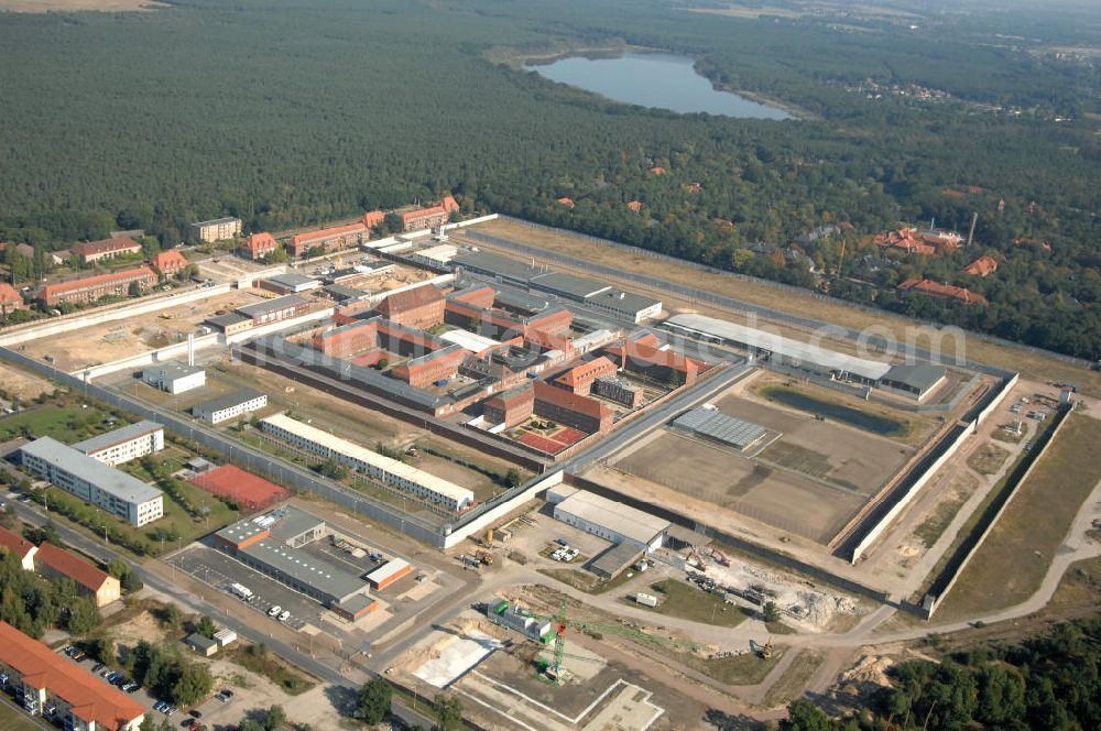 Brandenburg from above - Blick auf das sich im Ausbau befindliche Areal der JVA Justizvollzugsanstalt Brandenburg a. d. Havel an der Anton-Saefkow-Allee 22 in 14772 Brandenburg. Die Justizvollzugsanstalt Brandenburg a. d. Havel wurde 1928 bis 1931 auf einer Fläche von 7ha erbaut. Bis Anfang der 80er Jahre wurde die Anstalt wesentlich erweitert und auf eine Gesamtfläche von ca. 48 ha vergrößert. Die Anstalt gliedert sich heute in 3 Vollzugssabteilungen und eine Krankenabteilung. Erweiterungsbauflächen sind derzeit in der Planung und Erschließung.