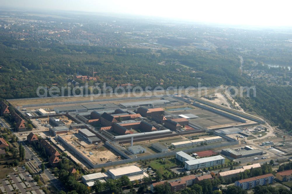 Brandenburg from the bird's eye view: Blick auf das sich im Ausbau befindliche Areal der JVA Justizvollzugsanstalt Brandenburg a. d. Havel an der Anton-Saefkow-Allee 22 in 14772 Brandenburg. Die Justizvollzugsanstalt Brandenburg a. d. Havel wurde 1928 bis 1931 auf einer Fläche von 7ha erbaut. Bis Anfang der 80er Jahre wurde die Anstalt wesentlich erweitert und auf eine Gesamtfläche von ca. 48 ha vergrößert. Die Anstalt gliedert sich heute in 3 Vollzugssabteilungen und eine Krankenabteilung. Erweiterungsbauflächen sind derzeit in der Planung und Erschließung.