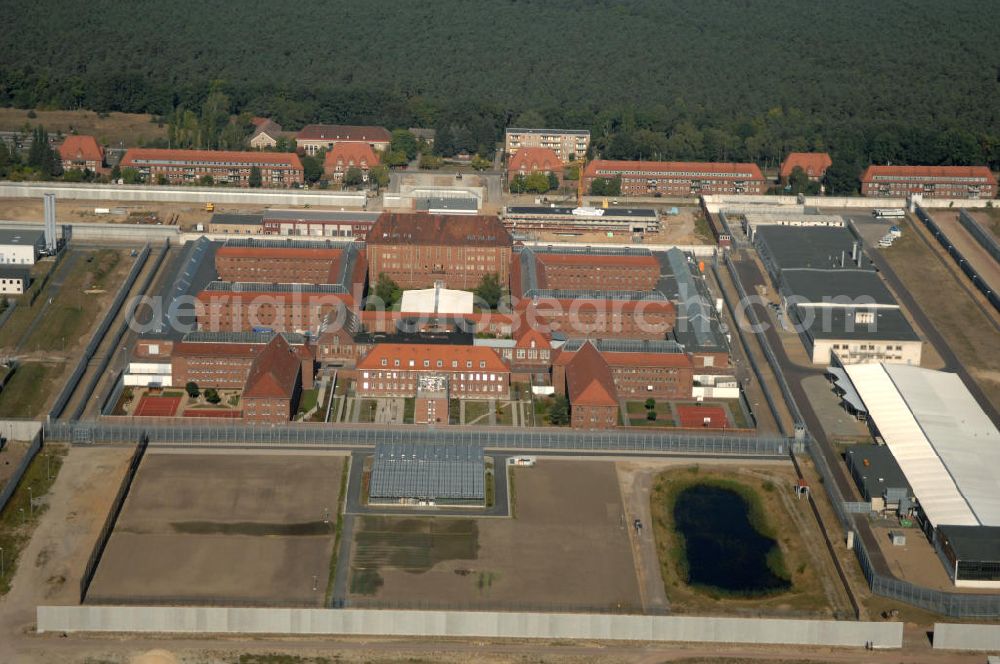 Aerial photograph Brandenburg - Blick auf das sich im Ausbau befindliche Areal der JVA Justizvollzugsanstalt Brandenburg a. d. Havel an der Anton-Saefkow-Allee 22 in 14772 Brandenburg. Die Justizvollzugsanstalt Brandenburg a. d. Havel wurde 1928 bis 1931 auf einer Fläche von 7ha erbaut. Bis Anfang der 80er Jahre wurde die Anstalt wesentlich erweitert und auf eine Gesamtfläche von ca. 48 ha vergrößert. Die Anstalt gliedert sich heute in 3 Vollzugssabteilungen und eine Krankenabteilung. Erweiterungsbauflächen sind derzeit in der Planung und Erschließung.