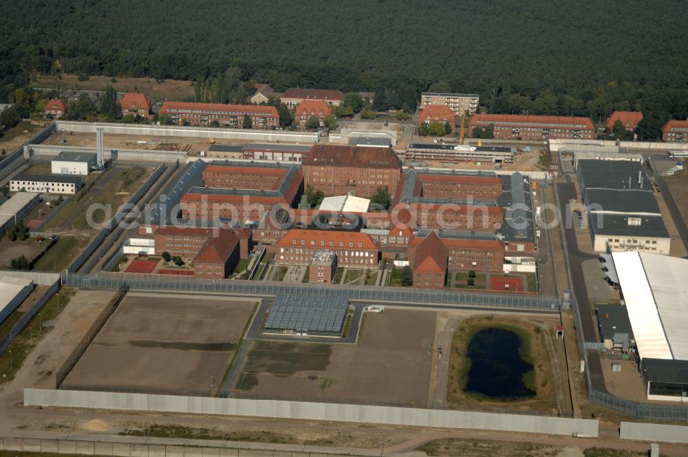 Brandenburg from above - Blick auf das sich im Ausbau befindliche Areal der JVA Justizvollzugsanstalt Brandenburg a. d. Havel an der Anton-Saefkow-Allee 22 in 14772 Brandenburg. Die Justizvollzugsanstalt Brandenburg a. d. Havel wurde 1928 bis 1931 auf einer Fläche von 7ha erbaut. Bis Anfang der 80er Jahre wurde die Anstalt wesentlich erweitert und auf eine Gesamtfläche von ca. 48 ha vergrößert. Die Anstalt gliedert sich heute in 3 Vollzugssabteilungen und eine Krankenabteilung. Erweiterungsbauflächen sind derzeit in der Planung und Erschließung.