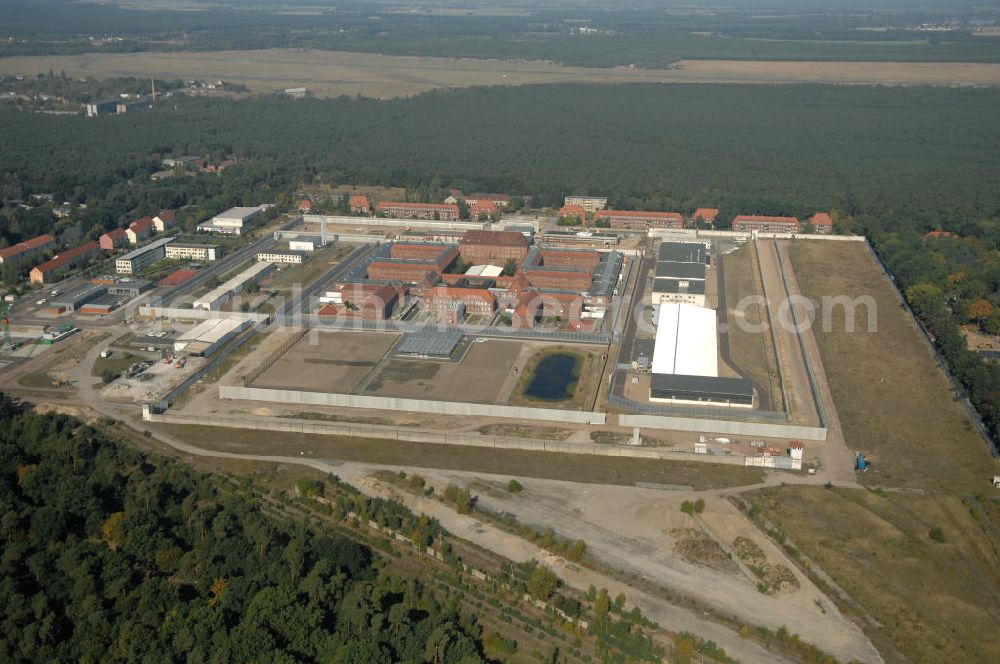 Brandenburg from the bird's eye view: Blick auf das sich im Ausbau befindliche Areal der JVA Justizvollzugsanstalt Brandenburg a. d. Havel an der Anton-Saefkow-Allee 22 in 14772 Brandenburg. Die Justizvollzugsanstalt Brandenburg a. d. Havel wurde 1928 bis 1931 auf einer Fläche von 7ha erbaut. Bis Anfang der 80er Jahre wurde die Anstalt wesentlich erweitert und auf eine Gesamtfläche von ca. 48 ha vergrößert. Die Anstalt gliedert sich heute in 3 Vollzugssabteilungen und eine Krankenabteilung. Erweiterungsbauflächen sind derzeit in der Planung und Erschließung.