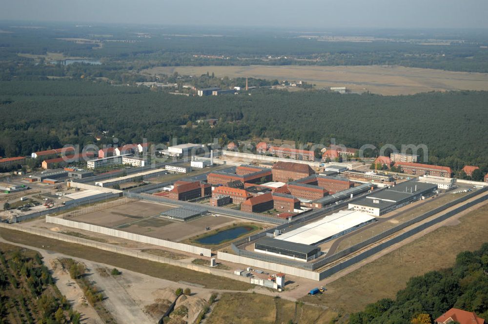 Aerial photograph Brandenburg - Blick auf das sich im Ausbau befindliche Areal der JVA Justizvollzugsanstalt Brandenburg a. d. Havel an der Anton-Saefkow-Allee 22 in 14772 Brandenburg. Die Justizvollzugsanstalt Brandenburg a. d. Havel wurde 1928 bis 1931 auf einer Fläche von 7ha erbaut. Bis Anfang der 80er Jahre wurde die Anstalt wesentlich erweitert und auf eine Gesamtfläche von ca. 48 ha vergrößert. Die Anstalt gliedert sich heute in 3 Vollzugssabteilungen und eine Krankenabteilung. Erweiterungsbauflächen sind derzeit in der Planung und Erschließung.