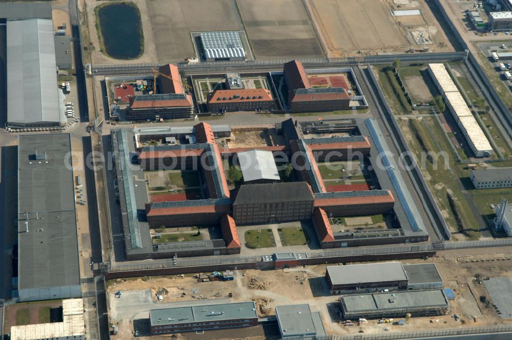 Brandenburg from the bird's eye view: Blick auf das sich im Ausbau befindliche Areal der JVA Justizvollzugsanstalt Brandenburg. Erweiterungsbauflächen sind derzeit in der Planung und Erschließung. View of the expansion located in the grounds of the penitentiary Penitentiary Brandenburg. Expansion areas are currently in the planning and development.