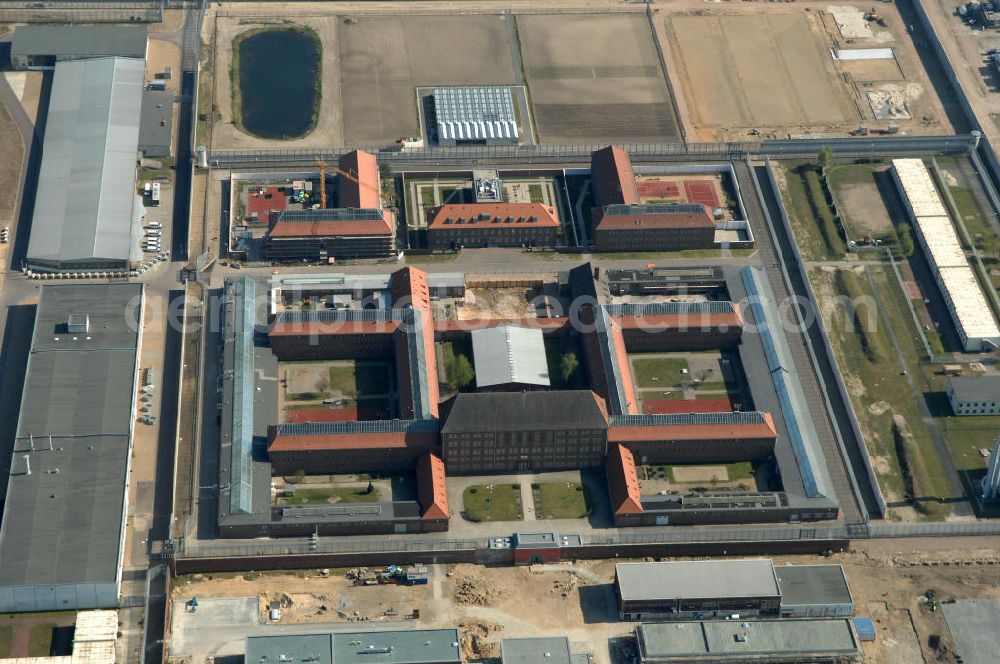 Aerial image Brandenburg - Blick auf das sich im Ausbau befindliche Areal der JVA Justizvollzugsanstalt Brandenburg. Erweiterungsbauflächen sind derzeit in der Planung und Erschließung. View of the expansion located in the grounds of the penitentiary Penitentiary Brandenburg. Expansion areas are currently in the planning and development.