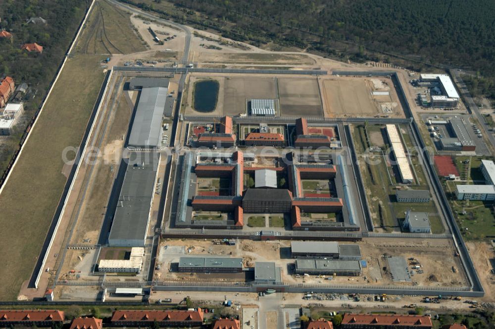 Aerial photograph Brandenburg - Blick auf das sich im Ausbau befindliche Areal der JVA Justizvollzugsanstalt Brandenburg. Erweiterungsbauflächen sind derzeit in der Planung und Erschließung. View of the expansion located in the grounds of the penitentiary Penitentiary Brandenburg. Expansion areas are currently in the planning and development.