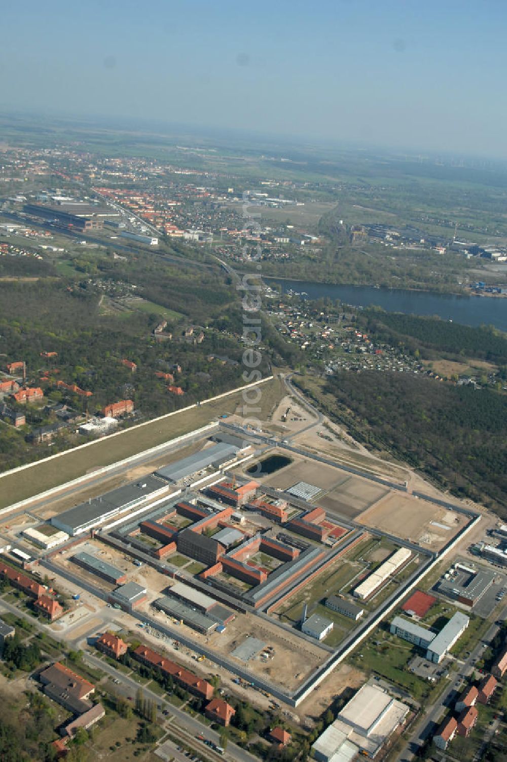 Brandenburg from above - Blick auf das sich im Ausbau befindliche Areal der JVA Justizvollzugsanstalt Brandenburg. Erweiterungsbauflächen sind derzeit in der Planung und Erschließung. View of the expansion located in the grounds of the penitentiary Penitentiary Brandenburg. Expansion areas are currently in the planning and development.