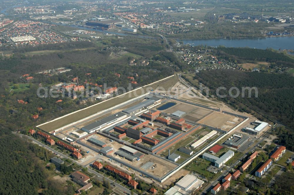 Brandenburg from the bird's eye view: Blick auf das sich im Ausbau befindliche Areal der JVA Justizvollzugsanstalt Brandenburg. Erweiterungsbauflächen sind derzeit in der Planung und Erschließung. View of the expansion located in the grounds of the penitentiary Penitentiary Brandenburg. Expansion areas are currently in the planning and development.