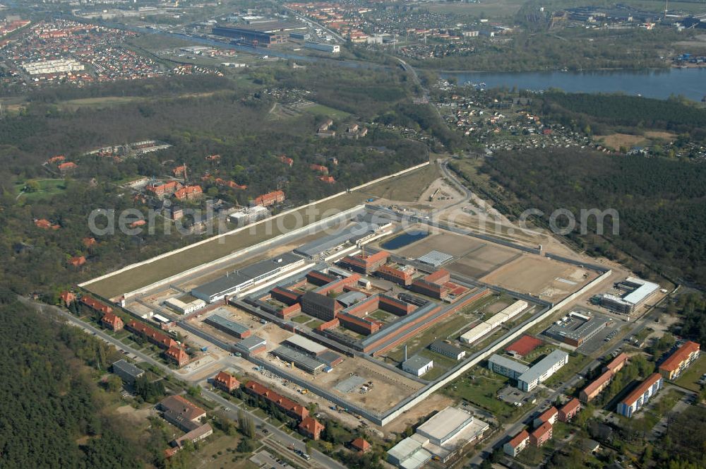 Aerial image Brandenburg - Blick auf das sich im Ausbau befindliche Areal der JVA Justizvollzugsanstalt Brandenburg. Erweiterungsbauflächen sind derzeit in der Planung und Erschließung. View of the expansion located in the grounds of the penitentiary Penitentiary Brandenburg. Expansion areas are currently in the planning and development.