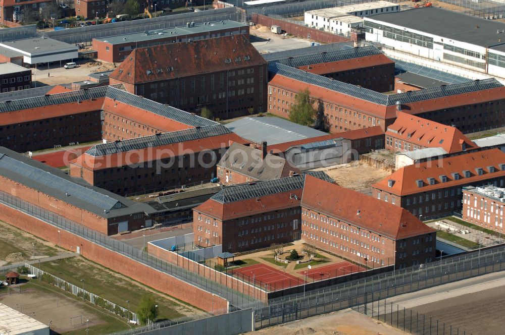 Aerial photograph Brandenburg - Blick auf das sich im Ausbau befindliche Areal der JVA Justizvollzugsanstalt Brandenburg. Erweiterungsbauflächen sind derzeit in der Planung und Erschließung. View of the expansion located in the grounds of the penitentiary Penitentiary Brandenburg. Expansion areas are currently in the planning and development.