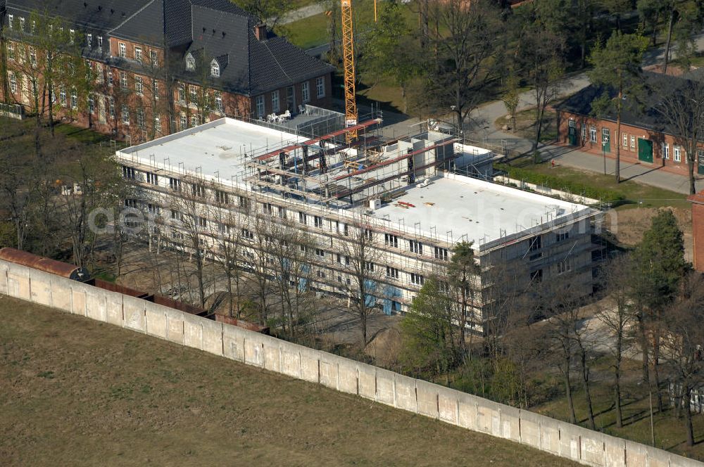 Brandenburg from above - Blick auf das sich im Ausbau befindliche Areal der JVA Justizvollzugsanstalt Brandenburg. Erweiterungsbauflächen sind derzeit in der Planung und Erschließung. View of the expansion located in the grounds of the penitentiary Penitentiary Brandenburg. Expansion areas are currently in the planning and development.