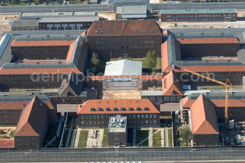 Brandenburg from the bird's eye view: Blick auf das sich im Ausbau befindliche Areal der JVA Justizvollzugsanstalt Brandenburg. Erweiterungsbauflächen sind derzeit in der Planung und Erschließung. View of the expansion located in the grounds of the penitentiary Penitentiary Brandenburg. Expansion areas are currently in the planning and development.