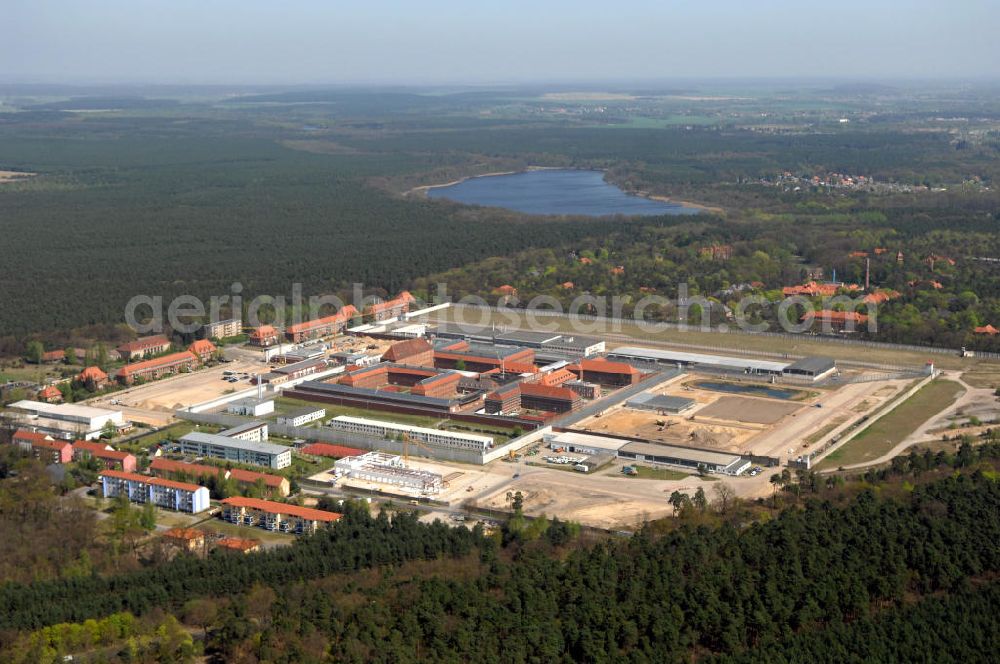 Aerial image BRANDENBURG - Blick auf das Areal der JVA Justizvollzugsanstalt Brandenburg a. d. Havel an der Anton-Saefkow-Allee 22 in 14772 Brandenburg. Die Justizvollzugsanstalt Brandenburg a. d. Havel wurde 1928 bis 1931 auf einer Fläche von 7ha erbaut. Bis Anfang der 80er Jahre wurde die Anstalt wesentlich erweitert und auf eine Gesamtfläche von ca. 48 ha vergrößert. Die Anstalt gliedert sich heute in 3 Vollzugssabteilungen und eine Krankenabteilung. Erweiterungsbauflächen sind derzeit in der Planung und Erschließung.