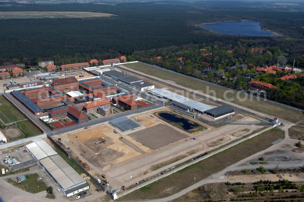 BRANDENBURG from above - Blick auf das Areal der JVA Justizvollzugsanstalt Brandenburg a. d. Havel an der Anton-Saefkow-Allee 22 in 14772 Brandenburg. Die Justizvollzugsanstalt Brandenburg a. d. Havel wurde 1928 bis 1931 auf einer Fläche von 7ha erbaut. Bis Anfang der 80er Jahre wurde die Anstalt wesentlich erweitert und auf eine Gesamtfläche von ca. 48 ha vergrößert. Die Anstalt gliedert sich heute in 3 Vollzugssabteilungen und eine Krankenabteilung. Erweiterungsbauflächen sind derzeit in der Planung und Erschließung.