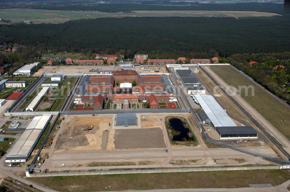 Aerial image BRANDENBURG - Blick auf das Areal der JVA Justizvollzugsanstalt Brandenburg a. d. Havel an der Anton-Saefkow-Allee 22 in 14772 Brandenburg. Die Justizvollzugsanstalt Brandenburg a. d. Havel wurde 1928 bis 1931 auf einer Fläche von 7ha erbaut. Bis Anfang der 80er Jahre wurde die Anstalt wesentlich erweitert und auf eine Gesamtfläche von ca. 48 ha vergrößert. Die Anstalt gliedert sich heute in 3 Vollzugssabteilungen und eine Krankenabteilung. Erweiterungsbauflächen sind derzeit in der Planung und Erschließung.