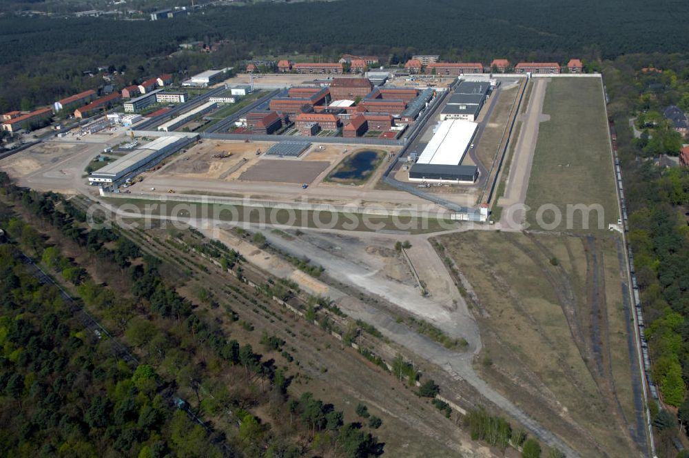 BRANDENBURG from above - Blick auf das Areal der JVA Justizvollzugsanstalt Brandenburg a. d. Havel an der Anton-Saefkow-Allee 22 in 14772 Brandenburg. Die Justizvollzugsanstalt Brandenburg a. d. Havel wurde 1928 bis 1931 auf einer Fläche von 7ha erbaut. Bis Anfang der 80er Jahre wurde die Anstalt wesentlich erweitert und auf eine Gesamtfläche von ca. 48 ha vergrößert. Die Anstalt gliedert sich heute in 3 Vollzugssabteilungen und eine Krankenabteilung. Erweiterungsbauflächen sind derzeit in der Planung und Erschließung.