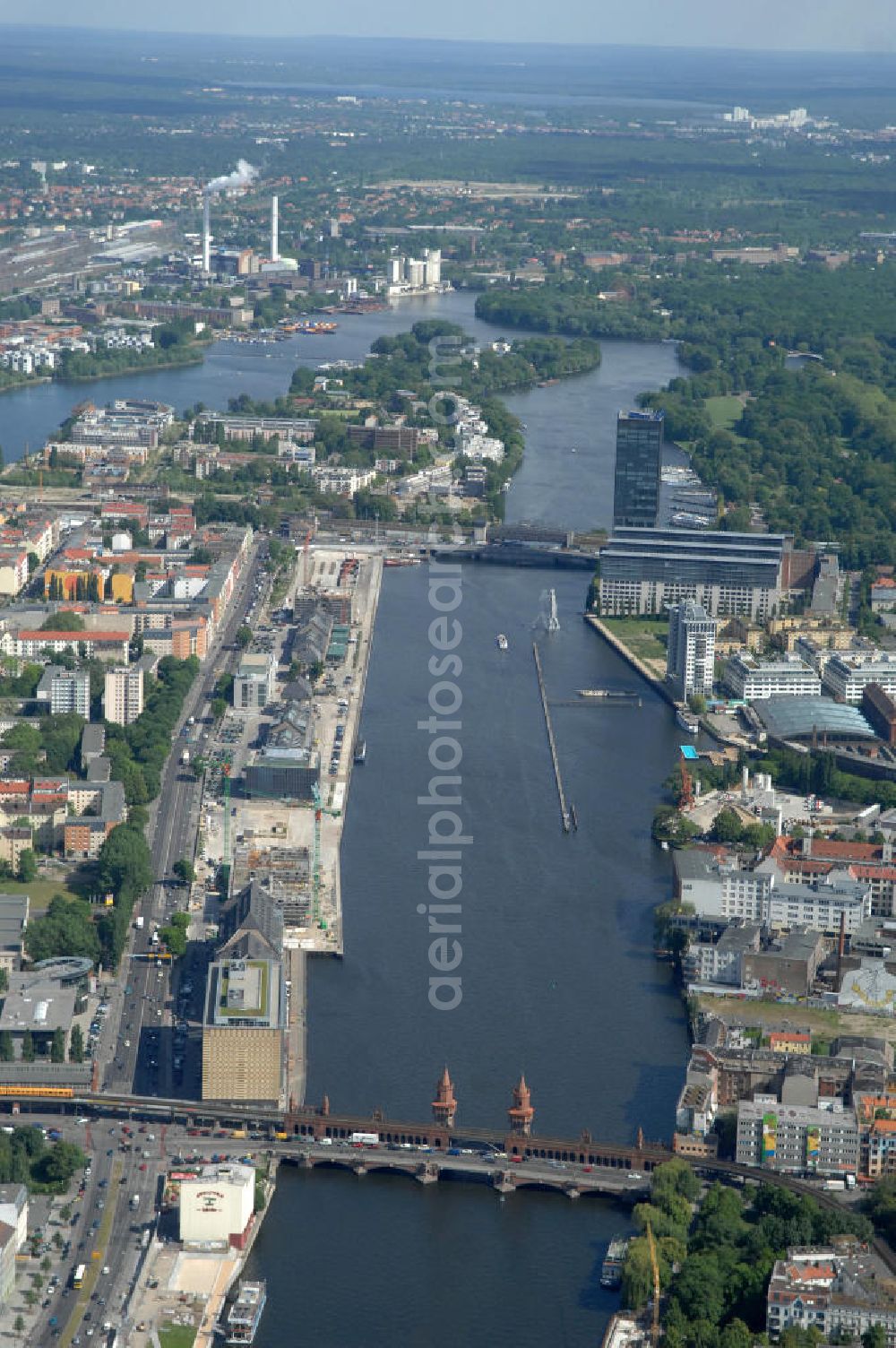 Aerial image Berlin - Blick auf das Areal Mediaspree, im Bereich des früheren Osthafens der BEHALA. Es ist eines der größten Investorenprojekte in Berlin und strebt die Ansiedlung von Kommunikations- und Medienunternehmen entlang eines Teils des Spreeufers und eine diesem Bereich entsprechende Umstrukturierung an. Auf größtenteils bislang un- oder zwischengenutzten Grundstücken sollen Bürogebäude, Lofts, Hotels und an dere Neubauten entstehen. Die Planungen stammen überwiegend aus den 1990er Jahren, wurden aber wegen der damals schlechten wirtschaftlichen Lage nur zum Teil umgesetzt. Die Initiatoren sehen in dem Projekt eine große Chance für den Osten Berlins.