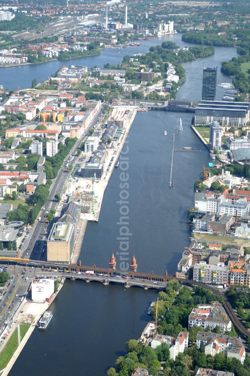 Aerial photograph Berlin - Blick auf das Areal Mediaspree, im Bereich des früheren Osthafens der BEHALA. Es ist eines der größten Investorenprojekte in Berlin und strebt die Ansiedlung von Kommunikations- und Medienunternehmen entlang eines Teils des Spreeufers und eine diesem Bereich entsprechende Umstrukturierung an. Auf größtenteils bislang un- oder zwischengenutzten Grundstücken sollen Bürogebäude, Lofts, Hotels und an dere Neubauten entstehen. Die Planungen stammen überwiegend aus den 1990er Jahren, wurden aber wegen der damals schlechten wirtschaftlichen Lage nur zum Teil umgesetzt. Die Initiatoren sehen in dem Projekt eine große Chance für den Osten Berlins.