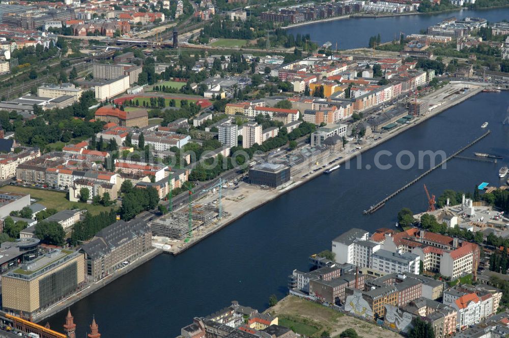 Berlin from above - Blick auf das Areal Mediaspree, im Bereich des früheren Osthafens der BEHALA. Es ist eines der größten Investorenprojekte in Berlin und strebt die Ansiedlung von Kommunikations- und Medienunternehmen entlang eines Teils des Spreeufers und eine diesem Bereich entsprechende Umstrukturierung an. Auf größtenteils bislang un- oder zwischengenutzten Grundstücken sollen Bürogebäude, Lofts, Hotels und an dere Neubauten entstehen. Die Planungen stammen überwiegend aus den 1990er Jahren, wurden aber wegen der damals schlechten wirtschaftlichen Lage nur zum Teil umgesetzt. Die Initiatoren sehen in dem Projekt eine große Chance für den Osten Berlins.