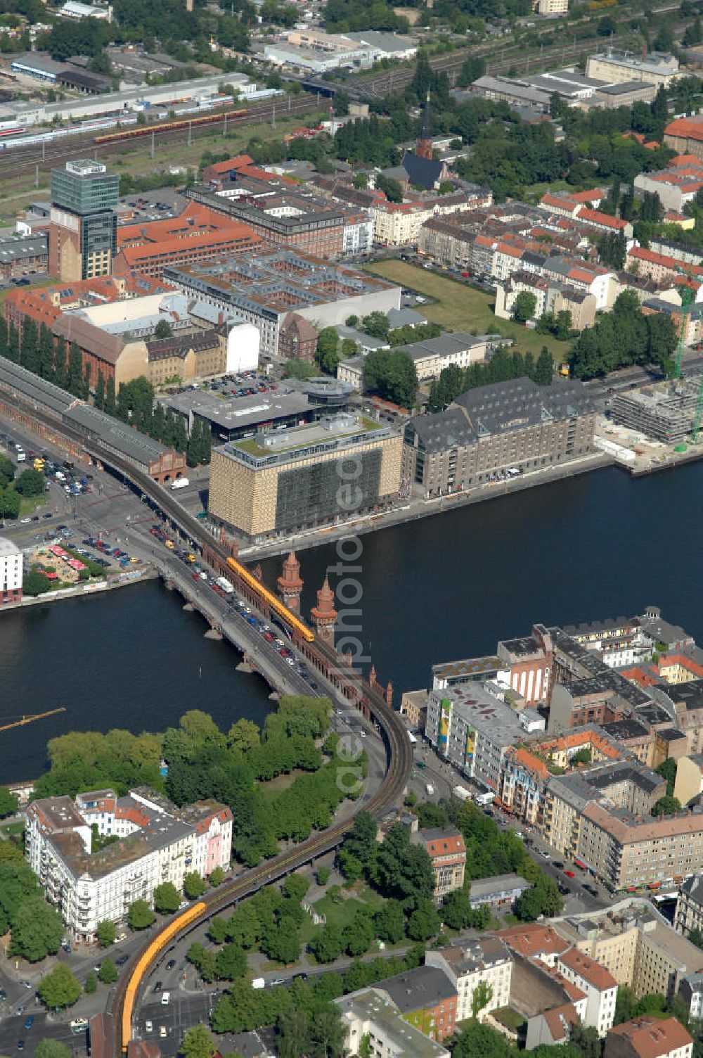 Berlin from the bird's eye view: Blick auf das Areal Mediaspree, im Bereich des früheren Osthafens der BEHALA. Es ist eines der größten Investorenprojekte in Berlin und strebt die Ansiedlung von Kommunikations- und Medienunternehmen entlang eines Teils des Spreeufers und eine diesem Bereich entsprechende Umstrukturierung an. Auf größtenteils bislang un- oder zwischengenutzten Grundstücken sollen Bürogebäude, Lofts, Hotels und an dere Neubauten entstehen. Die Planungen stammen überwiegend aus den 1990er Jahren, wurden aber wegen der damals schlechten wirtschaftlichen Lage nur zum Teil umgesetzt. Die Initiatoren sehen in dem Projekt eine große Chance für den Osten Berlins.