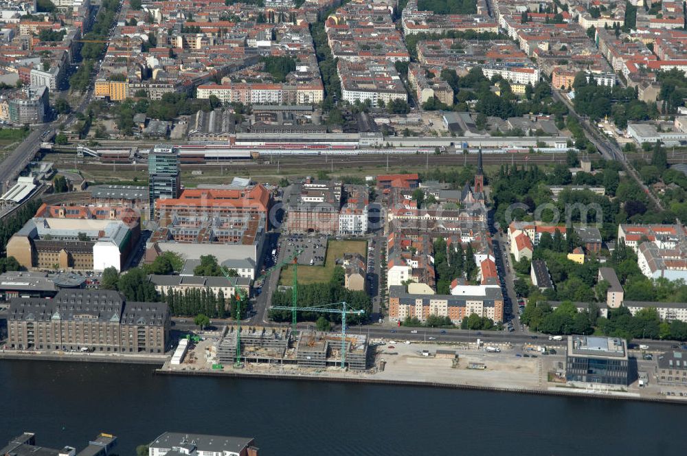 Aerial image Berlin - Blick auf das Areal Mediaspree, im Bereich des früheren Osthafens der BEHALA. Es ist eines der größten Investorenprojekte in Berlin und strebt die Ansiedlung von Kommunikations- und Medienunternehmen entlang eines Teils des Spreeufers und eine diesem Bereich entsprechende Umstrukturierung an. Auf größtenteils bislang un- oder zwischengenutzten Grundstücken sollen Bürogebäude, Lofts, Hotels und an dere Neubauten entstehen. Die Planungen stammen überwiegend aus den 1990er Jahren, wurden aber wegen der damals schlechten wirtschaftlichen Lage nur zum Teil umgesetzt. Die Initiatoren sehen in dem Projekt eine große Chance für den Osten Berlins.