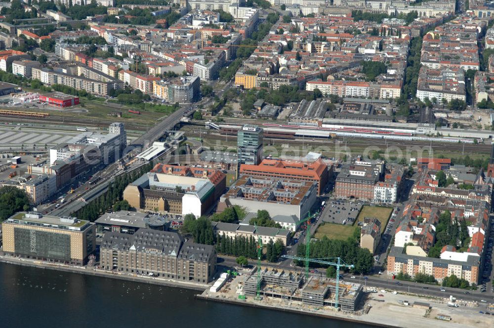 Aerial photograph Berlin - Blick auf das Areal Mediaspree, im Bereich des früheren Osthafens der BEHALA. Es ist eines der größten Investorenprojekte in Berlin und strebt die Ansiedlung von Kommunikations- und Medienunternehmen entlang eines Teils des Spreeufers und eine diesem Bereich entsprechende Umstrukturierung an. Auf größtenteils bislang un- oder zwischengenutzten Grundstücken sollen Bürogebäude, Lofts, Hotels und an dere Neubauten entstehen. Die Planungen stammen überwiegend aus den 1990er Jahren, wurden aber wegen der damals schlechten wirtschaftlichen Lage nur zum Teil umgesetzt. Die Initiatoren sehen in dem Projekt eine große Chance für den Osten Berlins.