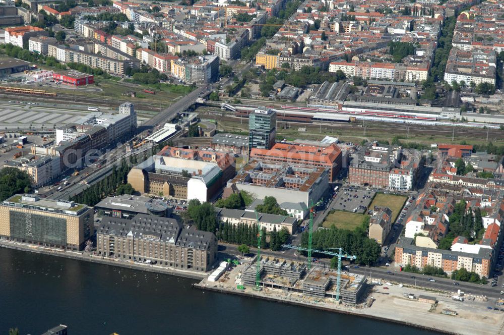 Berlin from above - Blick auf das Areal Mediaspree, im Bereich des früheren Osthafens der BEHALA. Es ist eines der größten Investorenprojekte in Berlin und strebt die Ansiedlung von Kommunikations- und Medienunternehmen entlang eines Teils des Spreeufers und eine diesem Bereich entsprechende Umstrukturierung an. Auf größtenteils bislang un- oder zwischengenutzten Grundstücken sollen Bürogebäude, Lofts, Hotels und an dere Neubauten entstehen. Die Planungen stammen überwiegend aus den 1990er Jahren, wurden aber wegen der damals schlechten wirtschaftlichen Lage nur zum Teil umgesetzt. Die Initiatoren sehen in dem Projekt eine große Chance für den Osten Berlins.