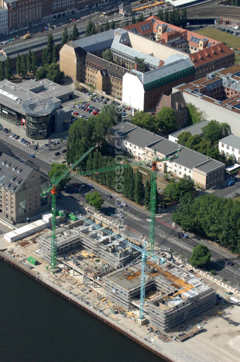 Aerial image Berlin - Blick auf das Areal Mediaspree, im Bereich des früheren Osthafens der BEHALA. Es ist eines der größten Investorenprojekte in Berlin und strebt die Ansiedlung von Kommunikations- und Medienunternehmen entlang eines Teils des Spreeufers und eine diesem Bereich entsprechende Umstrukturierung an. Auf größtenteils bislang un- oder zwischengenutzten Grundstücken sollen Bürogebäude, Lofts, Hotels und an dere Neubauten entstehen. Die Planungen stammen überwiegend aus den 1990er Jahren, wurden aber wegen der damals schlechten wirtschaftlichen Lage nur zum Teil umgesetzt. Die Initiatoren sehen in dem Projekt eine große Chance für den Osten Berlins.