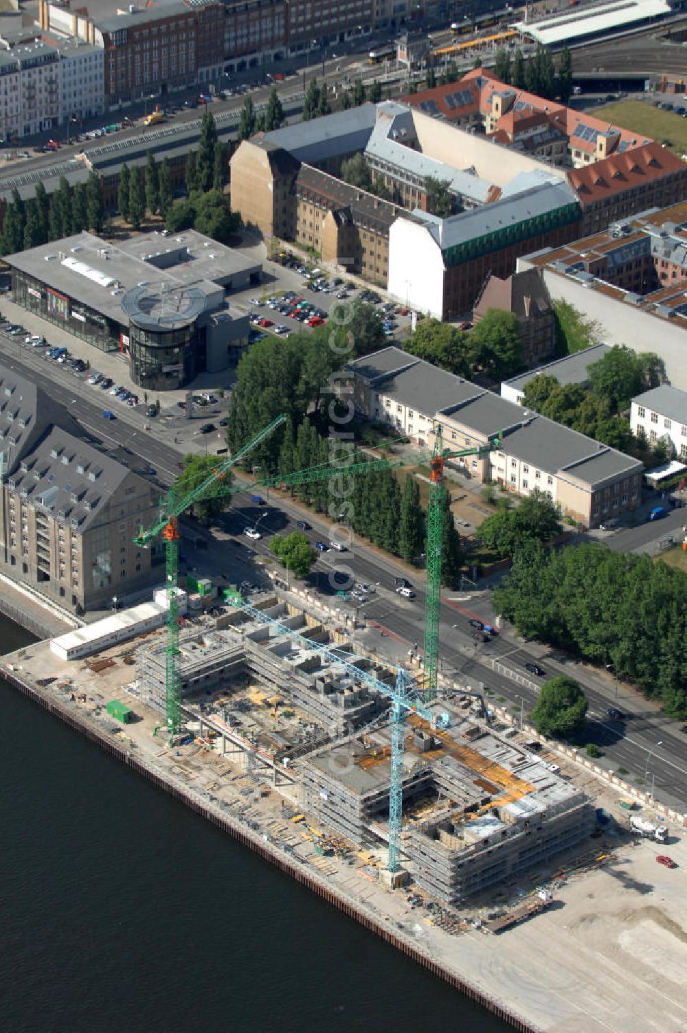 Aerial photograph Berlin - Blick auf das Areal Mediaspree, im Bereich des früheren Osthafens der BEHALA. Es ist eines der größten Investorenprojekte in Berlin und strebt die Ansiedlung von Kommunikations- und Medienunternehmen entlang eines Teils des Spreeufers und eine diesem Bereich entsprechende Umstrukturierung an. Auf größtenteils bislang un- oder zwischengenutzten Grundstücken sollen Bürogebäude, Lofts, Hotels und an dere Neubauten entstehen. Die Planungen stammen überwiegend aus den 1990er Jahren, wurden aber wegen der damals schlechten wirtschaftlichen Lage nur zum Teil umgesetzt. Die Initiatoren sehen in dem Projekt eine große Chance für den Osten Berlins.