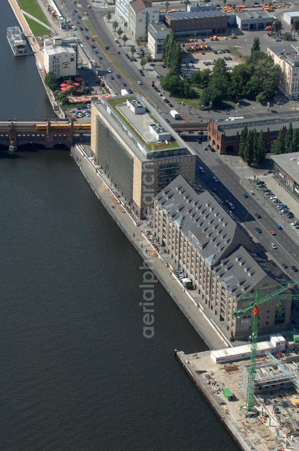 Berlin from above - Blick auf das Areal Mediaspree, im Bereich des früheren Osthafens der BEHALA. Es ist eines der größten Investorenprojekte in Berlin und strebt die Ansiedlung von Kommunikations- und Medienunternehmen entlang eines Teils des Spreeufers und eine diesem Bereich entsprechende Umstrukturierung an. Auf größtenteils bislang un- oder zwischengenutzten Grundstücken sollen Bürogebäude, Lofts, Hotels und an dere Neubauten entstehen. Die Planungen stammen überwiegend aus den 1990er Jahren, wurden aber wegen der damals schlechten wirtschaftlichen Lage nur zum Teil umgesetzt. Die Initiatoren sehen in dem Projekt eine große Chance für den Osten Berlins.