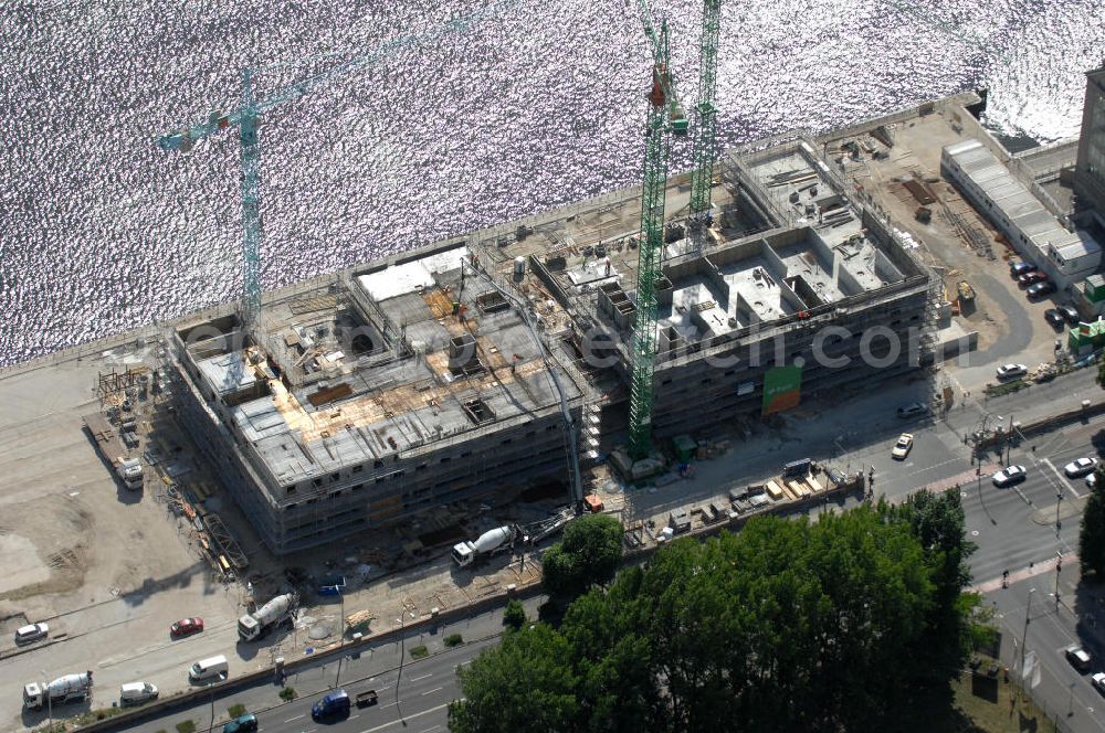 Aerial photograph Berlin - Blick auf das Areal Mediaspree, im Bereich des früheren Osthafens der BEHALA. Es ist eines der größten Investorenprojekte in Berlin und strebt die Ansiedlung von Kommunikations- und Medienunternehmen entlang eines Teils des Spreeufers und eine diesem Bereich entsprechende Umstrukturierung an. Auf größtenteils bislang un- oder zwischengenutzten Grundstücken sollen Bürogebäude, Lofts, Hotels und an dere Neubauten entstehen. Die Planungen stammen überwiegend aus den 1990er Jahren, wurden aber wegen der damals schlechten wirtschaftlichen Lage nur zum Teil umgesetzt. Die Initiatoren sehen in dem Projekt eine große Chance für den Osten Berlins.