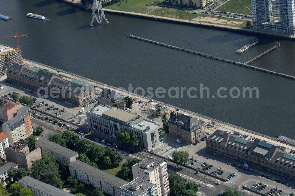 Berlin from above - Blick auf das Areal Mediaspree, im Bereich des früheren Osthafens der BEHALA. Es ist eines der größten Investorenprojekte in Berlin und strebt die Ansiedlung von Kommunikations- und Medienunternehmen entlang eines Teils des Spreeufers und eine diesem Bereich entsprechende Umstrukturierung an. Auf größtenteils bislang un- oder zwischengenutzten Grundstücken sollen Bürogebäude, Lofts, Hotels und an dere Neubauten entstehen. Die Planungen stammen überwiegend aus den 1990er Jahren, wurden aber wegen der damals schlechten wirtschaftlichen Lage nur zum Teil umgesetzt. Die Initiatoren sehen in dem Projekt eine große Chance für den Osten Berlins.