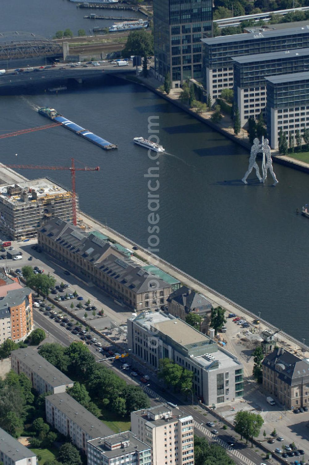 Berlin from the bird's eye view: Blick auf das Areal Mediaspree, im Bereich des früheren Osthafens der BEHALA. Es ist eines der größten Investorenprojekte in Berlin und strebt die Ansiedlung von Kommunikations- und Medienunternehmen entlang eines Teils des Spreeufers und eine diesem Bereich entsprechende Umstrukturierung an. Auf größtenteils bislang un- oder zwischengenutzten Grundstücken sollen Bürogebäude, Lofts, Hotels und an dere Neubauten entstehen. Die Planungen stammen überwiegend aus den 1990er Jahren, wurden aber wegen der damals schlechten wirtschaftlichen Lage nur zum Teil umgesetzt. Die Initiatoren sehen in dem Projekt eine große Chance für den Osten Berlins.