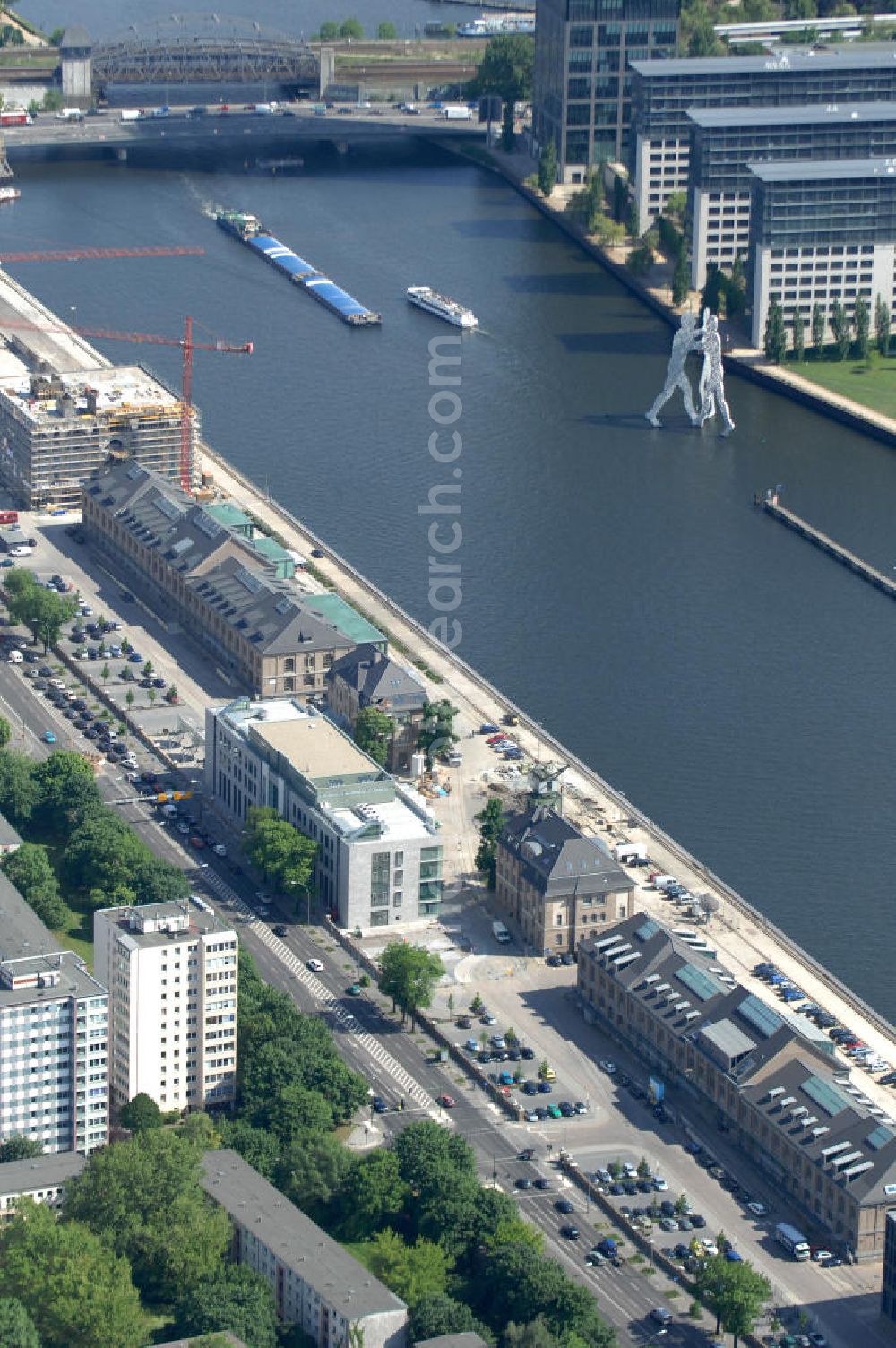 Aerial image Berlin - Blick auf das Areal Mediaspree, im Bereich des früheren Osthafens der BEHALA. Es ist eines der größten Investorenprojekte in Berlin und strebt die Ansiedlung von Kommunikations- und Medienunternehmen entlang eines Teils des Spreeufers und eine diesem Bereich entsprechende Umstrukturierung an. Auf größtenteils bislang un- oder zwischengenutzten Grundstücken sollen Bürogebäude, Lofts, Hotels und an dere Neubauten entstehen. Die Planungen stammen überwiegend aus den 1990er Jahren, wurden aber wegen der damals schlechten wirtschaftlichen Lage nur zum Teil umgesetzt. Die Initiatoren sehen in dem Projekt eine große Chance für den Osten Berlins.