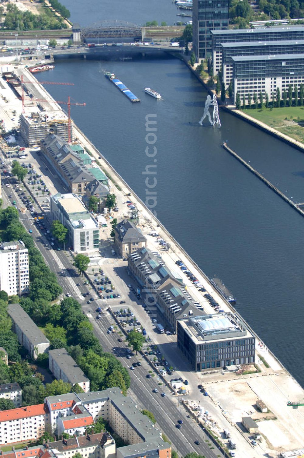 Aerial photograph Berlin - Blick auf das Areal Mediaspree, im Bereich des früheren Osthafens der BEHALA. Es ist eines der größten Investorenprojekte in Berlin und strebt die Ansiedlung von Kommunikations- und Medienunternehmen entlang eines Teils des Spreeufers und eine diesem Bereich entsprechende Umstrukturierung an. Auf größtenteils bislang un- oder zwischengenutzten Grundstücken sollen Bürogebäude, Lofts, Hotels und an dere Neubauten entstehen. Die Planungen stammen überwiegend aus den 1990er Jahren, wurden aber wegen der damals schlechten wirtschaftlichen Lage nur zum Teil umgesetzt. Die Initiatoren sehen in dem Projekt eine große Chance für den Osten Berlins.