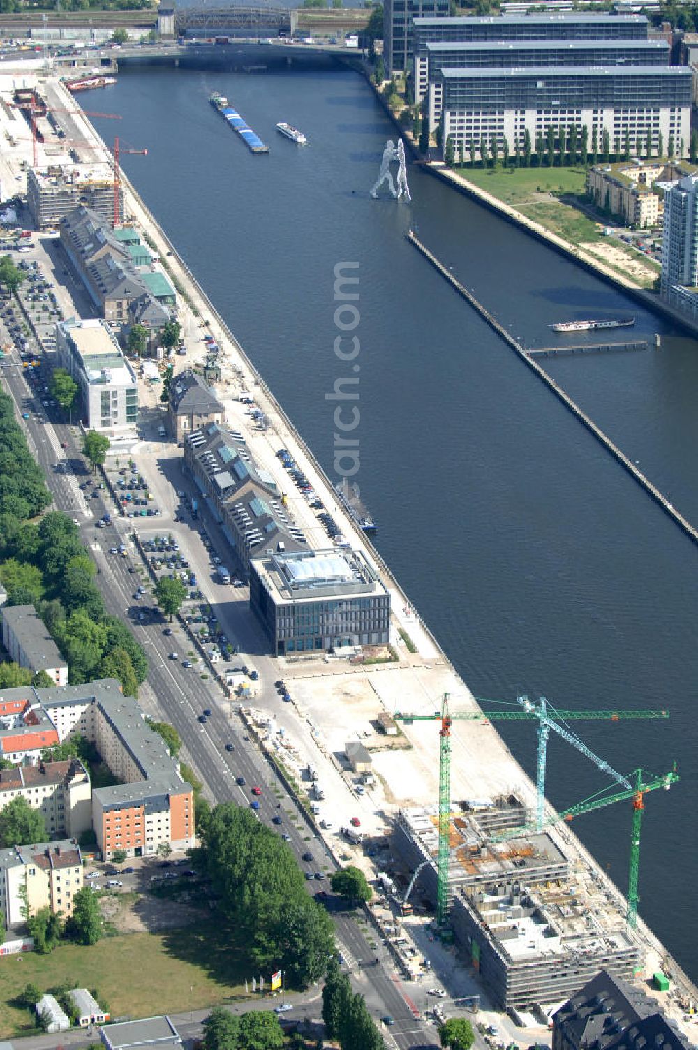 Berlin from above - Blick auf das Areal Mediaspree, im Bereich des früheren Osthafens der BEHALA. Es ist eines der größten Investorenprojekte in Berlin und strebt die Ansiedlung von Kommunikations- und Medienunternehmen entlang eines Teils des Spreeufers und eine diesem Bereich entsprechende Umstrukturierung an. Auf größtenteils bislang un- oder zwischengenutzten Grundstücken sollen Bürogebäude, Lofts, Hotels und an dere Neubauten entstehen. Die Planungen stammen überwiegend aus den 1990er Jahren, wurden aber wegen der damals schlechten wirtschaftlichen Lage nur zum Teil umgesetzt. Die Initiatoren sehen in dem Projekt eine große Chance für den Osten Berlins.