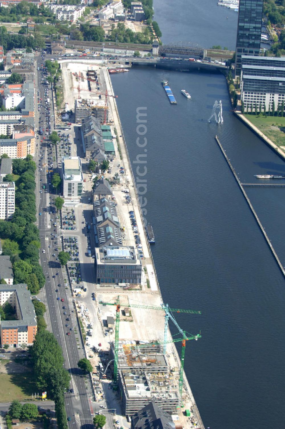 Aerial image Berlin - Blick auf das Areal Mediaspree, im Bereich des früheren Osthafens der BEHALA. Es ist eines der größten Investorenprojekte in Berlin und strebt die Ansiedlung von Kommunikations- und Medienunternehmen entlang eines Teils des Spreeufers und eine diesem Bereich entsprechende Umstrukturierung an. Auf größtenteils bislang un- oder zwischengenutzten Grundstücken sollen Bürogebäude, Lofts, Hotels und an dere Neubauten entstehen. Die Planungen stammen überwiegend aus den 1990er Jahren, wurden aber wegen der damals schlechten wirtschaftlichen Lage nur zum Teil umgesetzt. Die Initiatoren sehen in dem Projekt eine große Chance für den Osten Berlins.