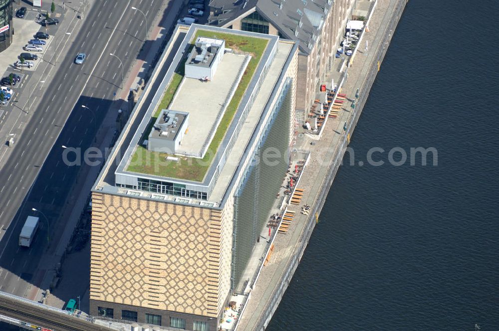 Berlin from above - Blick auf das Areal Mediaspree, im Bereich des früheren Osthafens der BEHALA. Es ist eines der größten Investorenprojekte in Berlin und strebt die Ansiedlung von Kommunikations- und Medienunternehmen entlang eines Teils des Spreeufers und eine diesem Bereich entsprechende Umstrukturierung an. Auf größtenteils bislang un- oder zwischengenutzten Grundstücken sollen Bürogebäude, Lofts, Hotels und an dere Neubauten entstehen. Die Planungen stammen überwiegend aus den 1990er Jahren, wurden aber wegen der damals schlechten wirtschaftlichen Lage nur zum Teil umgesetzt. Die Initiatoren sehen in dem Projekt eine große Chance für den Osten Berlins.